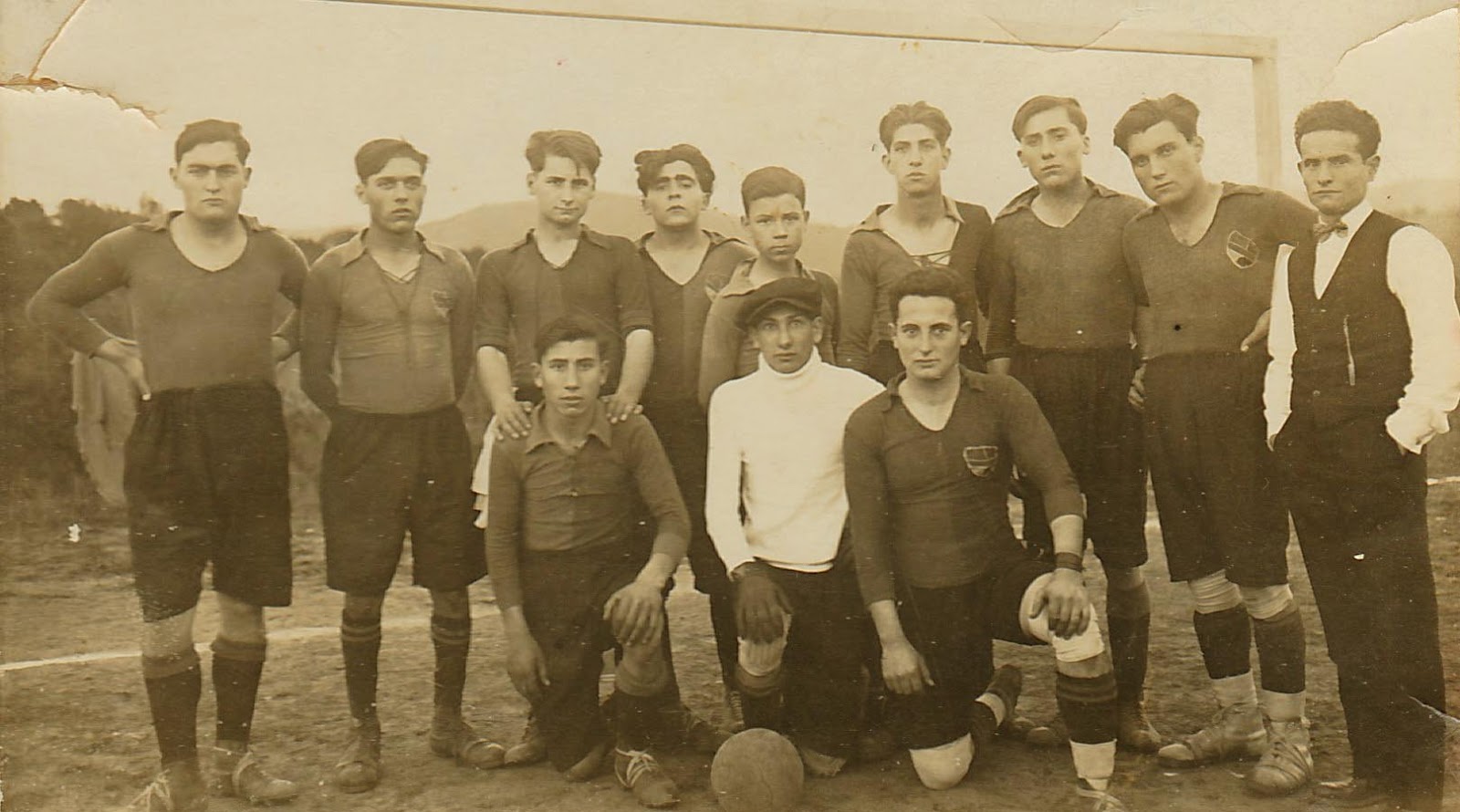 En aquesta foto, i actuant com a àrbitre també podem veure a Eusebi Ferragut protagonista indesitjat de l'inici de la guerra i de la violència que es va portar a terme a Bonmatí.